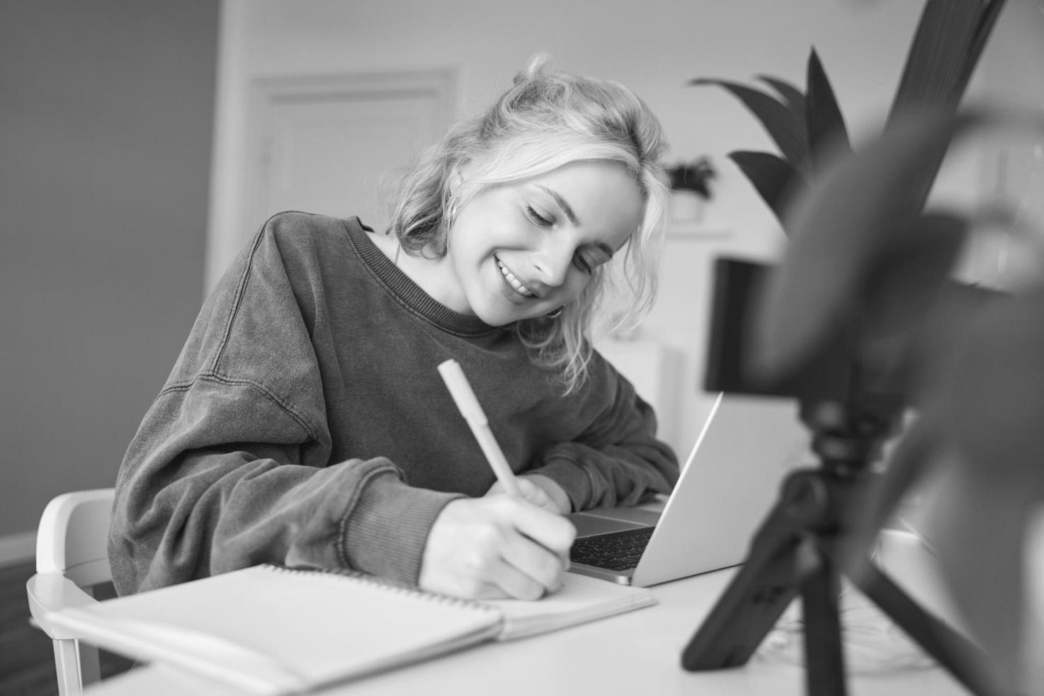 Übersichtliche Budgetplanung mit Jahreskalender und farbigen Kategorien